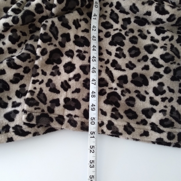 Oscar de la Renta Leopard Print Plush Robe - Picture 9 of 12